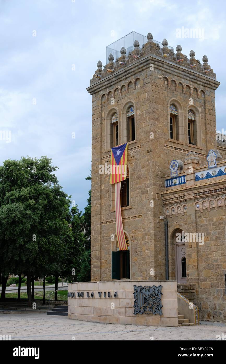 Rathaus mit Estelada Flagge in La Pobla de Segur, Katalonien, Spanien. Katalanisches Erbe. Torre Mauri mit romanischen und modernistischen Elementen. Stockfoto