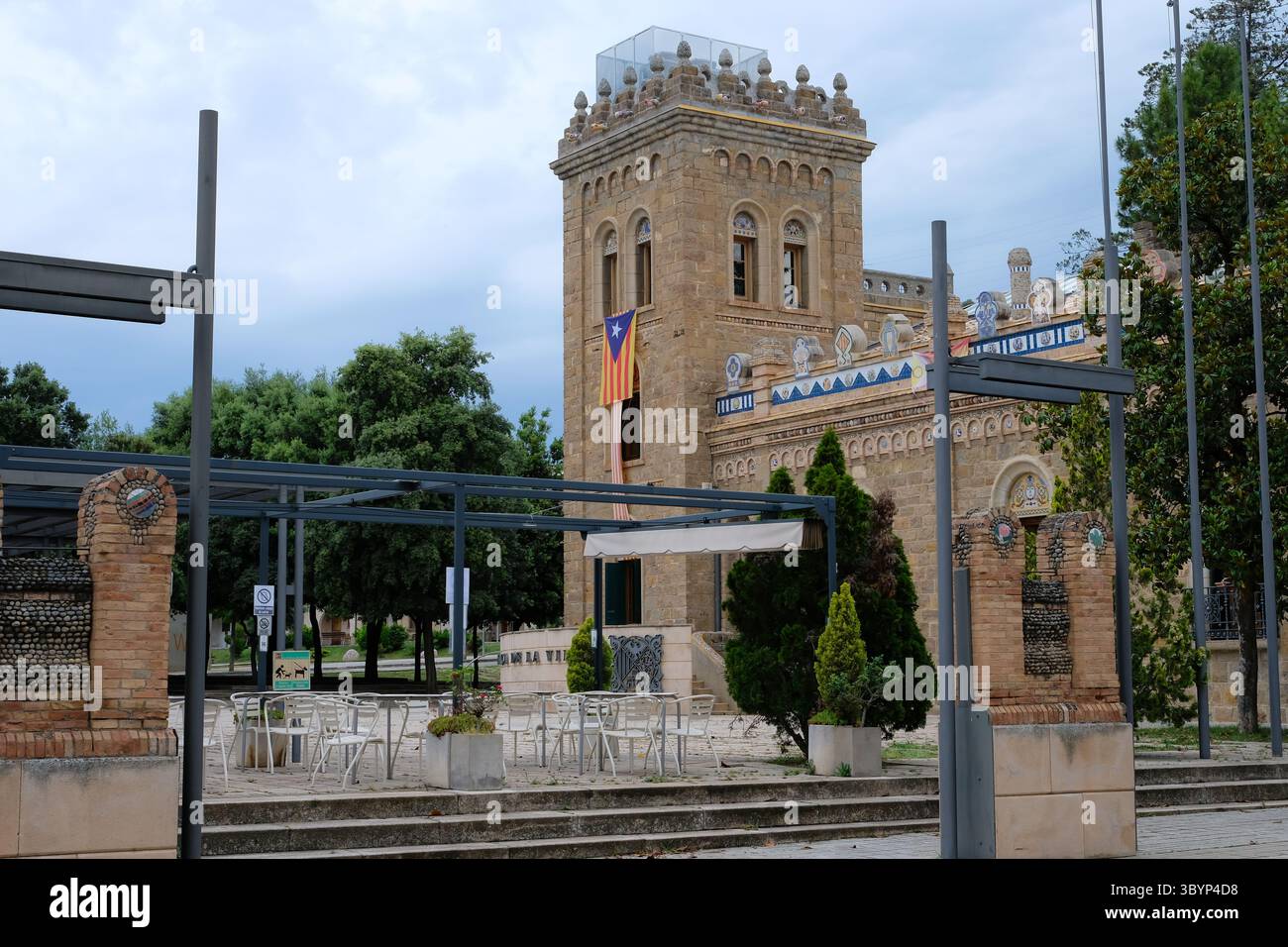 Torre Mauri in La Pobla de Segur, Katalonien, Spanien. Historisches Rathaus aus Stein 1907 mit Estelada-Flagge. Ein ruhiger Platz. Stockfoto