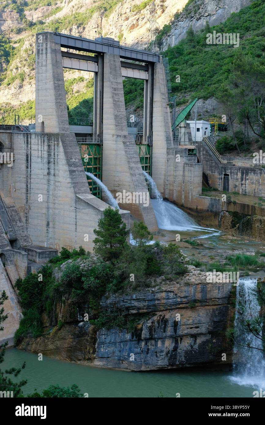 Bergwasserdamm, felsige Landschaft. Infrastruktur für erneuerbare Energien im Alpenraum für nachhaltige Stromerzeugung. Stockfoto