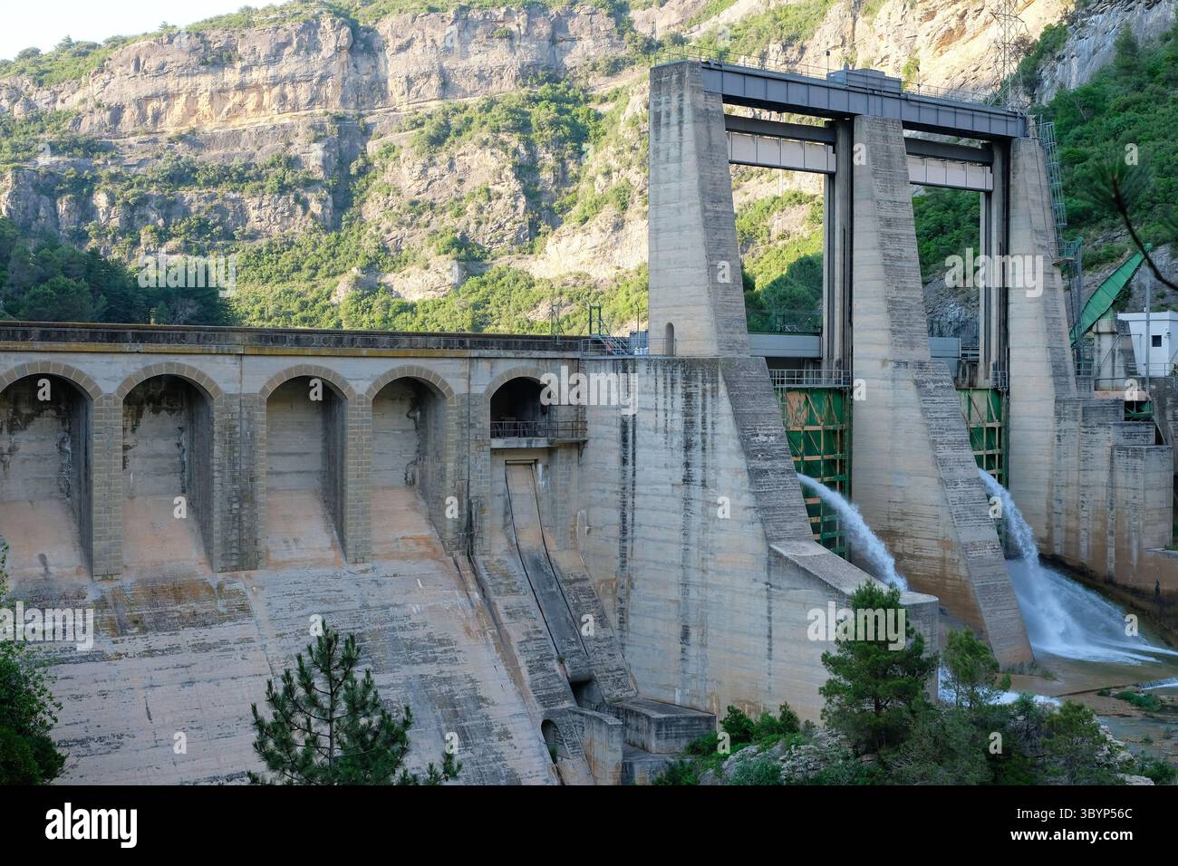 Bergwasserdamm, felsige Landschaft. Infrastruktur für erneuerbare Energien im Alpenraum für nachhaltige Stromerzeugung. Stockfoto