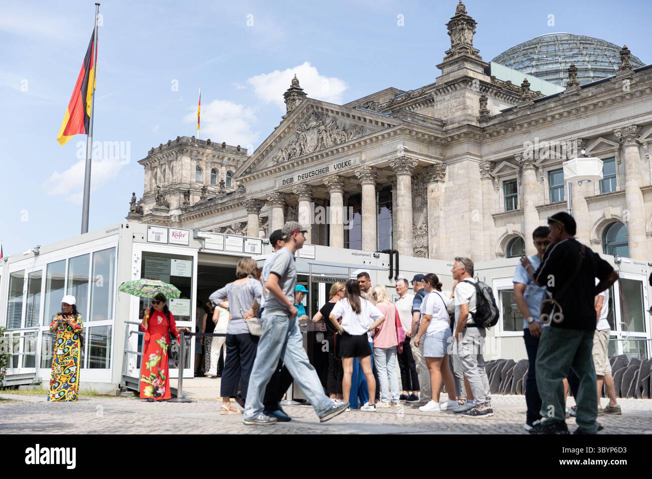 Touristen und Berliner versammelten sich am Sonntag, den 20. Juli 2025, vor dem Reichstagsgebäude in Berlin, als Deutschlands ikonischer Sitz der Demokratie in scharfem Kontrast zu der wirtschaftlichen Unsicherheit stand, die das Land packte. Familien posierten für Selfies und Besucher an der Spree, die vielleicht nicht wussten, dass sich hinter diesen Mauern eine der tiefsten Steuerrechnungen in der deutschen Nachkriegsgeschichte abspielt. Bundeskanzler Friedrich Merz, der sich im in- und Ausland zunehmend kritisch gegenübersieht, hat nach einem Anstieg der Staatsverschuldung Deutschlands auf über 2,7 Billionen Euro und den Projektionen nach oben zu weitreichenden Sparmaßnahmen aufgerufen Stockfoto