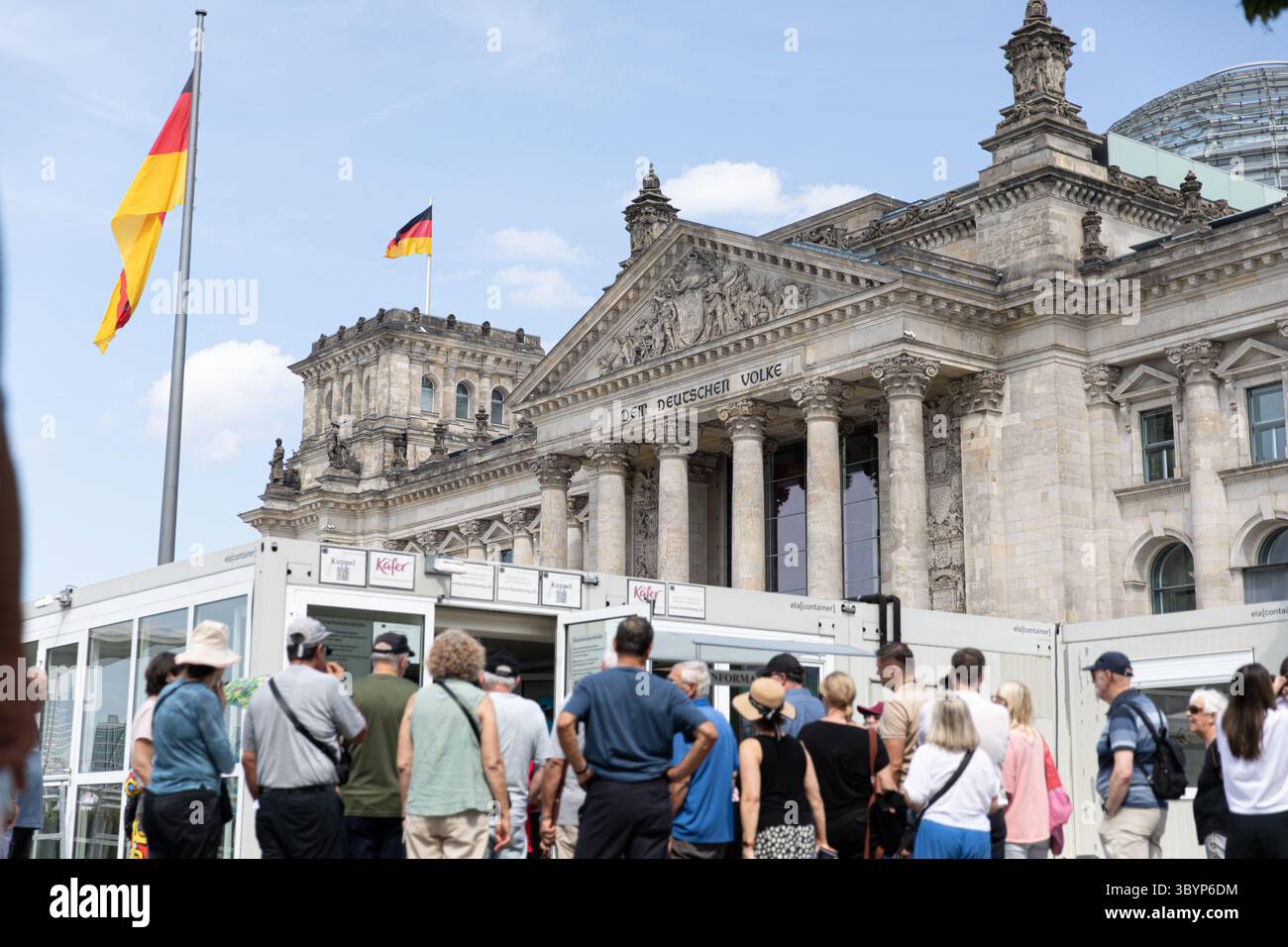 20. Juli 2025, Berlin, Deutschland: Touristen und Berliner versammelten sich am Sonntag, den 20. Juli 2025, vor dem Reichstagsgebäude in Berlin, als Deutschlands ikonischer Sitz der Demokratie in scharfem Kontrast zu der wirtschaftlichen Unsicherheit stand, die die Nation erfasst. Familien posierten für Selfies und Besucher an der Spree, die vielleicht nicht wussten, dass sich hinter diesen Mauern eine der tiefsten Steuerrechnungen in der deutschen Nachkriegsgeschichte abspielt. Bundeskanzler Friedrich Merz, der sich im in- und Ausland zunehmend kritisch gegenübersieht, hat nach dem Anstieg der Staatsverschuldung Deutschlands zu weitreichenden Sparmaßnahmen aufgerufen Stockfoto