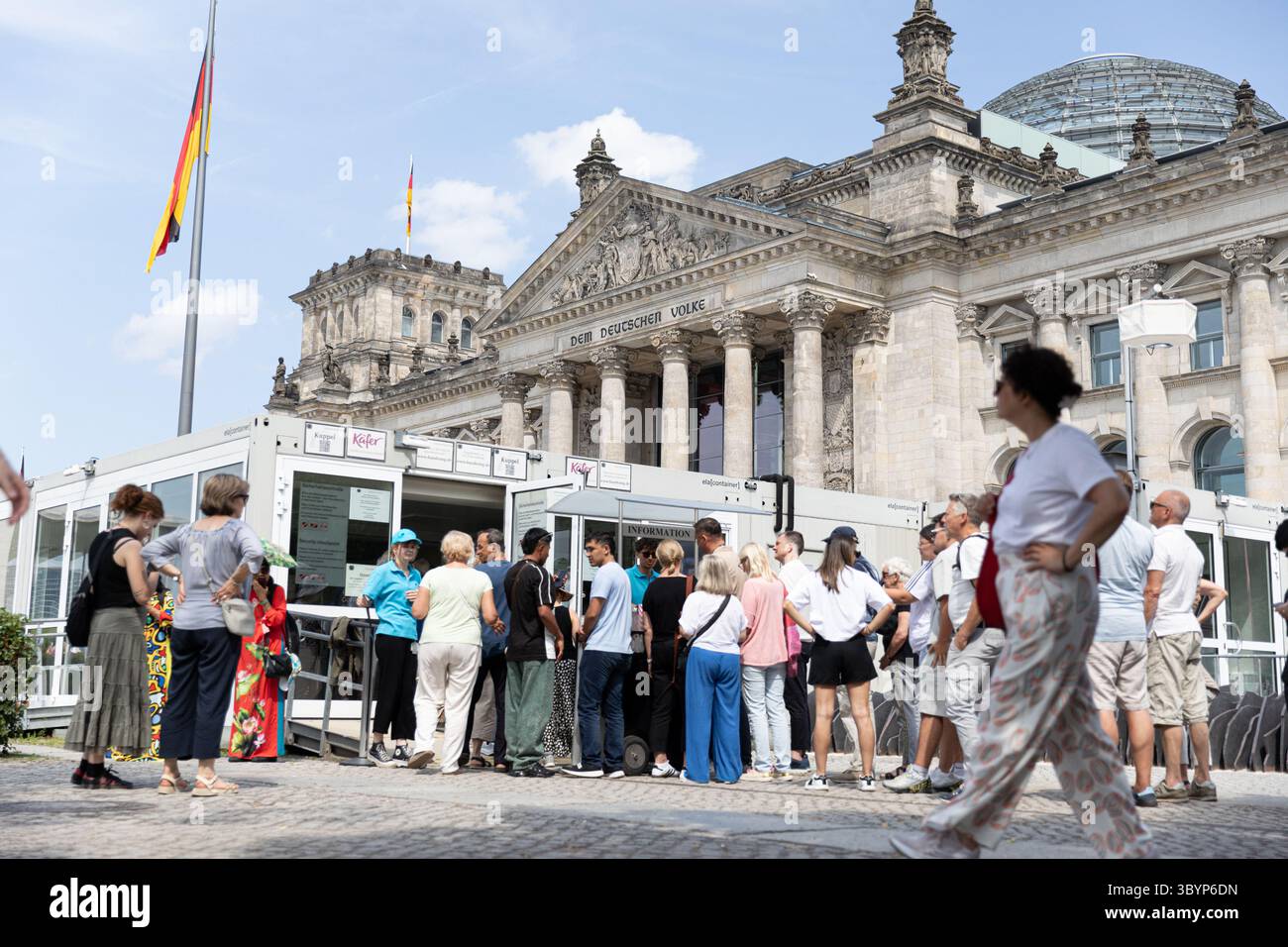 20. Juli 2025, Berlin, Deutschland: Touristen und Berliner versammelten sich am Sonntag, den 20. Juli 2025, vor dem Reichstagsgebäude in Berlin, als Deutschlands ikonischer Sitz der Demokratie in scharfem Kontrast zu der wirtschaftlichen Unsicherheit stand, die die Nation erfasst. Familien posierten für Selfies und Besucher an der Spree, die vielleicht nicht wussten, dass sich hinter diesen Mauern eine der tiefsten Steuerrechnungen in der deutschen Nachkriegsgeschichte abspielt. Bundeskanzler Friedrich Merz, der sich im in- und Ausland zunehmend kritisch gegenübersieht, hat nach dem Anstieg der Staatsverschuldung Deutschlands zu weitreichenden Sparmaßnahmen aufgerufen Stockfoto
