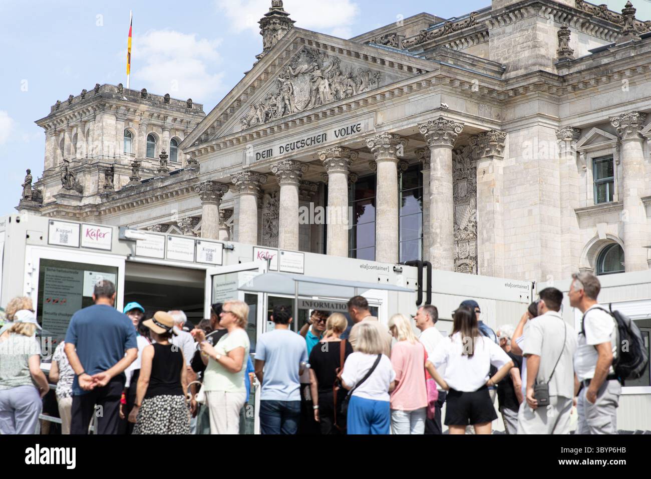 Touristen und Berliner versammelten sich am Sonntag, den 20. Juli 2025, vor dem Reichstagsgebäude in Berlin, als Deutschlands ikonischer Sitz der Demokratie in scharfem Kontrast zu der wirtschaftlichen Unsicherheit stand, die das Land packte. Familien posierten für Selfies und Besucher an der Spree, die vielleicht nicht wussten, dass sich hinter diesen Mauern eine der tiefsten Steuerrechnungen in der deutschen Nachkriegsgeschichte abspielt. Bundeskanzler Friedrich Merz, der sich im in- und Ausland zunehmend kritisch gegenübersieht, hat nach einem Anstieg der Staatsverschuldung Deutschlands auf über 2,7 Billionen Euro und den Projektionen nach oben zu weitreichenden Sparmaßnahmen aufgerufen Stockfoto