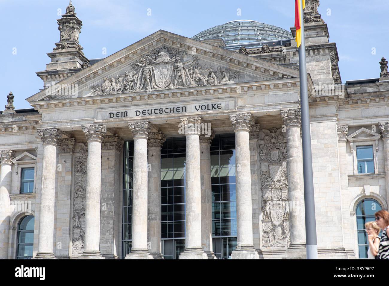 20. Juli 2025, Berlin, Deutschland: Touristen und Berliner versammelten sich am Sonntag, den 20. Juli 2025, vor dem Reichstagsgebäude in Berlin, als Deutschlands ikonischer Sitz der Demokratie in scharfem Kontrast zu der wirtschaftlichen Unsicherheit stand, die die Nation erfasst. Familien posierten für Selfies und Besucher an der Spree, die vielleicht nicht wussten, dass sich hinter diesen Mauern eine der tiefsten Steuerrechnungen in der deutschen Nachkriegsgeschichte abspielt. Bundeskanzler Friedrich Merz, der sich im in- und Ausland zunehmend kritisch gegenübersieht, hat nach dem Anstieg der Staatsverschuldung Deutschlands zu weitreichenden Sparmaßnahmen aufgerufen Stockfoto