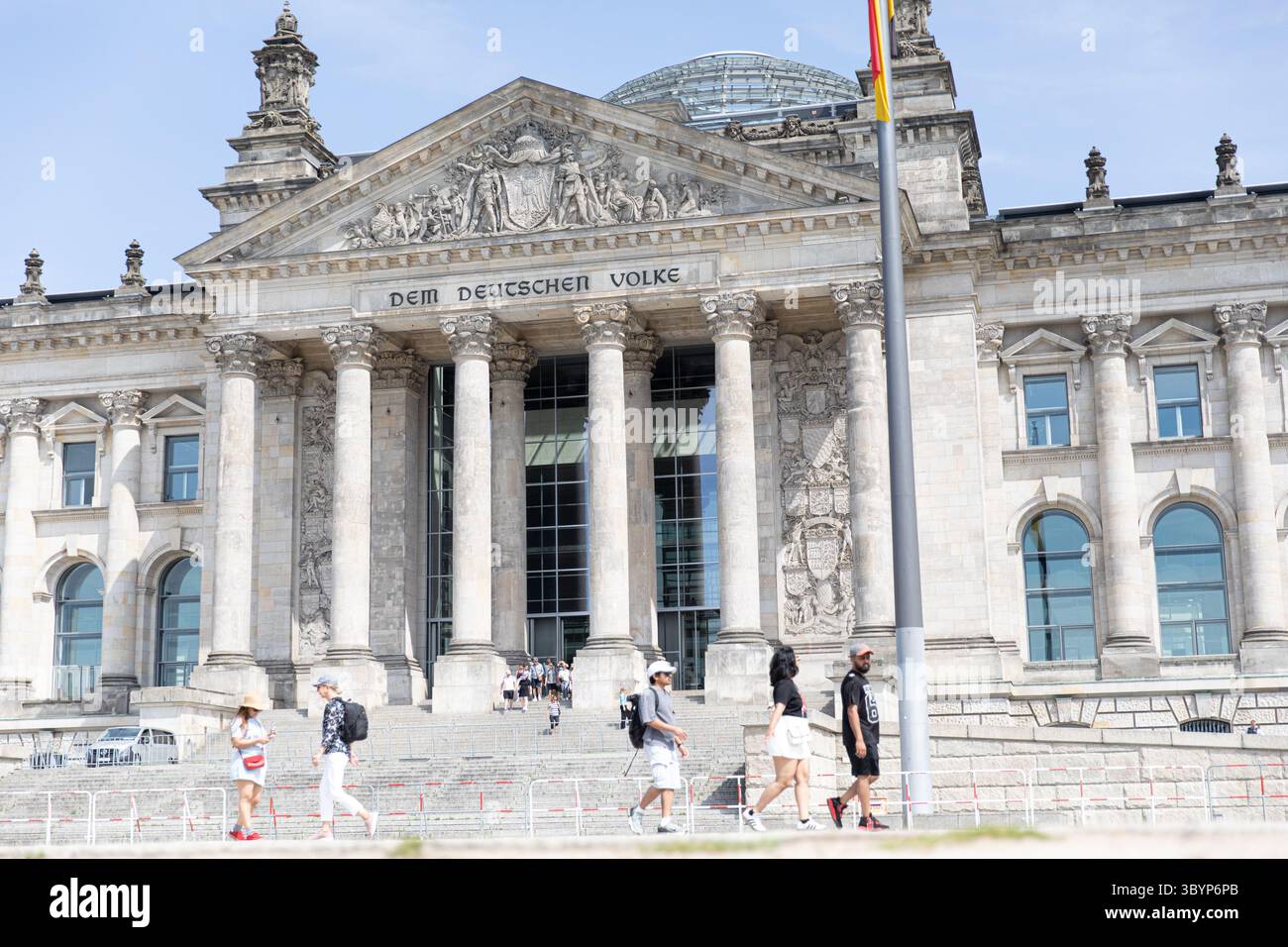 Touristen und Berliner versammelten sich am Sonntag, den 20. Juli 2025, vor dem Reichstagsgebäude in Berlin, als Deutschlands ikonischer Sitz der Demokratie in scharfem Kontrast zu der wirtschaftlichen Unsicherheit stand, die das Land packte. Familien posierten für Selfies und Besucher an der Spree, die vielleicht nicht wussten, dass sich hinter diesen Mauern eine der tiefsten Steuerrechnungen in der deutschen Nachkriegsgeschichte abspielt. Bundeskanzler Friedrich Merz, der sich im in- und Ausland zunehmend kritisch gegenübersieht, hat nach einem Anstieg der Staatsverschuldung Deutschlands auf über 2,7 Billionen Euro und den Projektionen nach oben zu weitreichenden Sparmaßnahmen aufgerufen Stockfoto