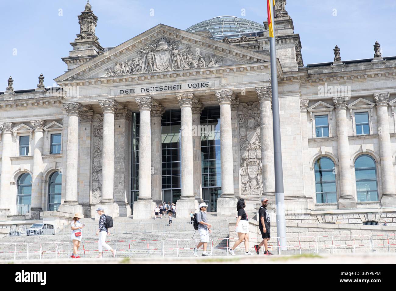 20. Juli 2025, Berlin, Deutschland: Touristen und Berliner versammelten sich am Sonntag, den 20. Juli 2025, vor dem Reichstagsgebäude in Berlin, als Deutschlands ikonischer Sitz der Demokratie in scharfem Kontrast zu der wirtschaftlichen Unsicherheit stand, die die Nation erfasst. Familien posierten für Selfies und Besucher an der Spree, die vielleicht nicht wussten, dass sich hinter diesen Mauern eine der tiefsten Steuerrechnungen in der deutschen Nachkriegsgeschichte abspielt. Bundeskanzler Friedrich Merz, der sich im in- und Ausland zunehmend kritisch gegenübersieht, hat nach dem Anstieg der Staatsverschuldung Deutschlands zu weitreichenden Sparmaßnahmen aufgerufen Stockfoto