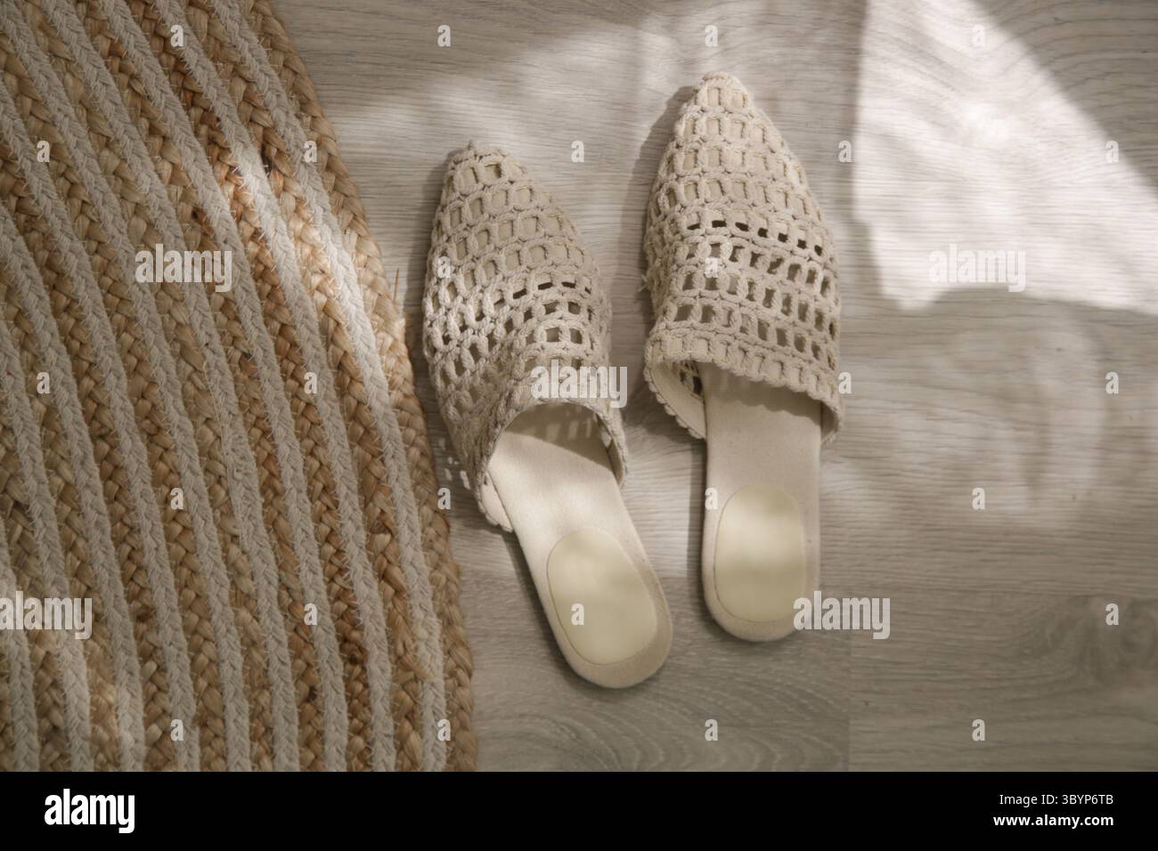 Handgemachte Bast-Maultiere. Nachhaltige, ethisch gefertigte Hausschuhe. Schuhe aus umweltfreundlichen Materialien aus verantwortungsbewusster Beschaffung Stockfoto