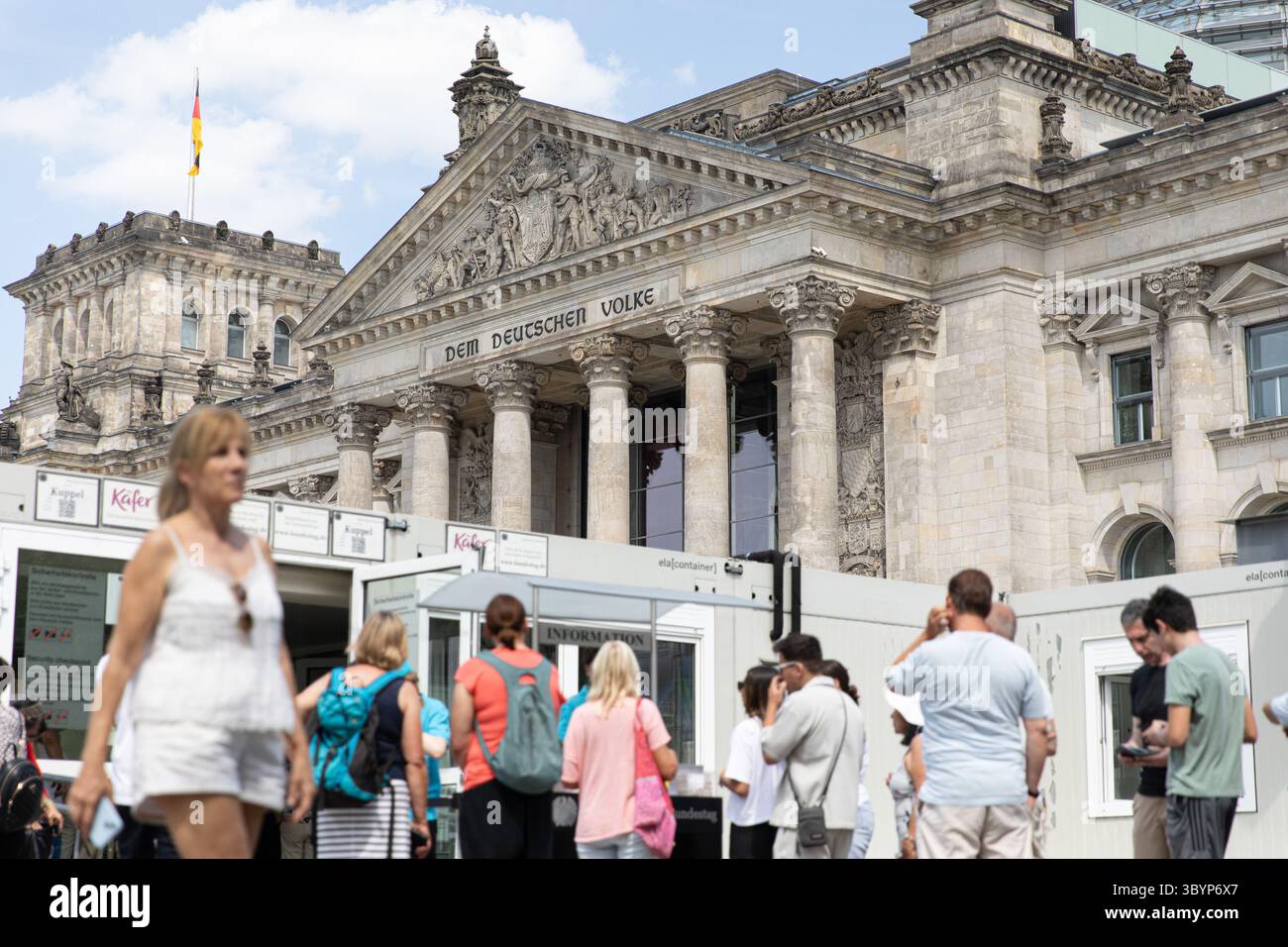 Touristen und Berliner versammelten sich am Sonntag, den 20. Juli 2025, vor dem Reichstagsgebäude in Berlin, als Deutschlands ikonischer Sitz der Demokratie in scharfem Kontrast zu der wirtschaftlichen Unsicherheit stand, die das Land packte. Familien posierten für Selfies und Besucher an der Spree, die vielleicht nicht wussten, dass sich hinter diesen Mauern eine der tiefsten Steuerrechnungen in der deutschen Nachkriegsgeschichte abspielt. Bundeskanzler Friedrich Merz, der sich im in- und Ausland zunehmend kritisch gegenübersieht, hat nach einem Anstieg der Staatsverschuldung Deutschlands auf über 2,7 Billionen Euro und den Projektionen nach oben zu weitreichenden Sparmaßnahmen aufgerufen Stockfoto