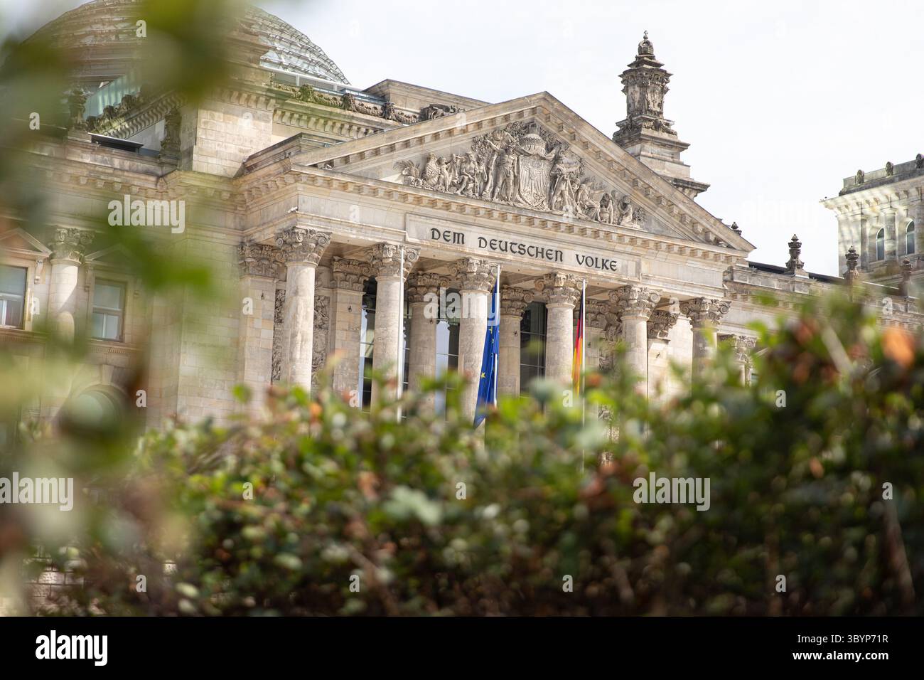 20. Juli 2025, Berlin, Deutschland: Touristen und Berliner versammelten sich am Sonntag, den 20. Juli 2025, vor dem Reichstagsgebäude in Berlin, als Deutschlands ikonischer Sitz der Demokratie in scharfem Kontrast zu der wirtschaftlichen Unsicherheit stand, die die Nation erfasst. Familien posierten für Selfies und Besucher an der Spree, die vielleicht nicht wussten, dass sich hinter diesen Mauern eine der tiefsten Steuerrechnungen in der deutschen Nachkriegsgeschichte abspielt. Bundeskanzler Friedrich Merz, der sich im in- und Ausland zunehmend kritisch gegenübersieht, hat nach dem Anstieg der Staatsverschuldung Deutschlands zu weitreichenden Sparmaßnahmen aufgerufen Stockfoto