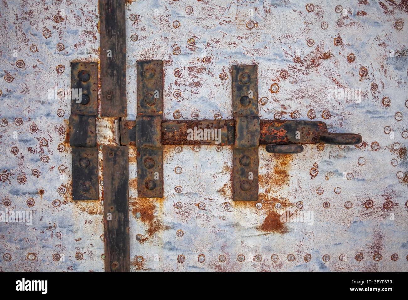 Rostiges Türschloss, alte Kirchentür, Detail, Pyrgos, Insel Santorin, Kykladen, Griechenland Stockfoto