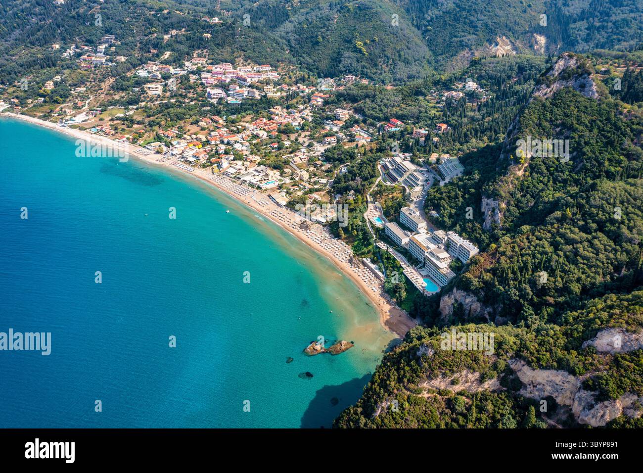 Exotischer Strand von Agios Gordios auf der Insel Korfu, Griechenland. Strand von Agios Gordios, Insel Korfu, Griechenland. Panoramablick auf den Strand von Agios Gordios, sandige Küste Stockfoto