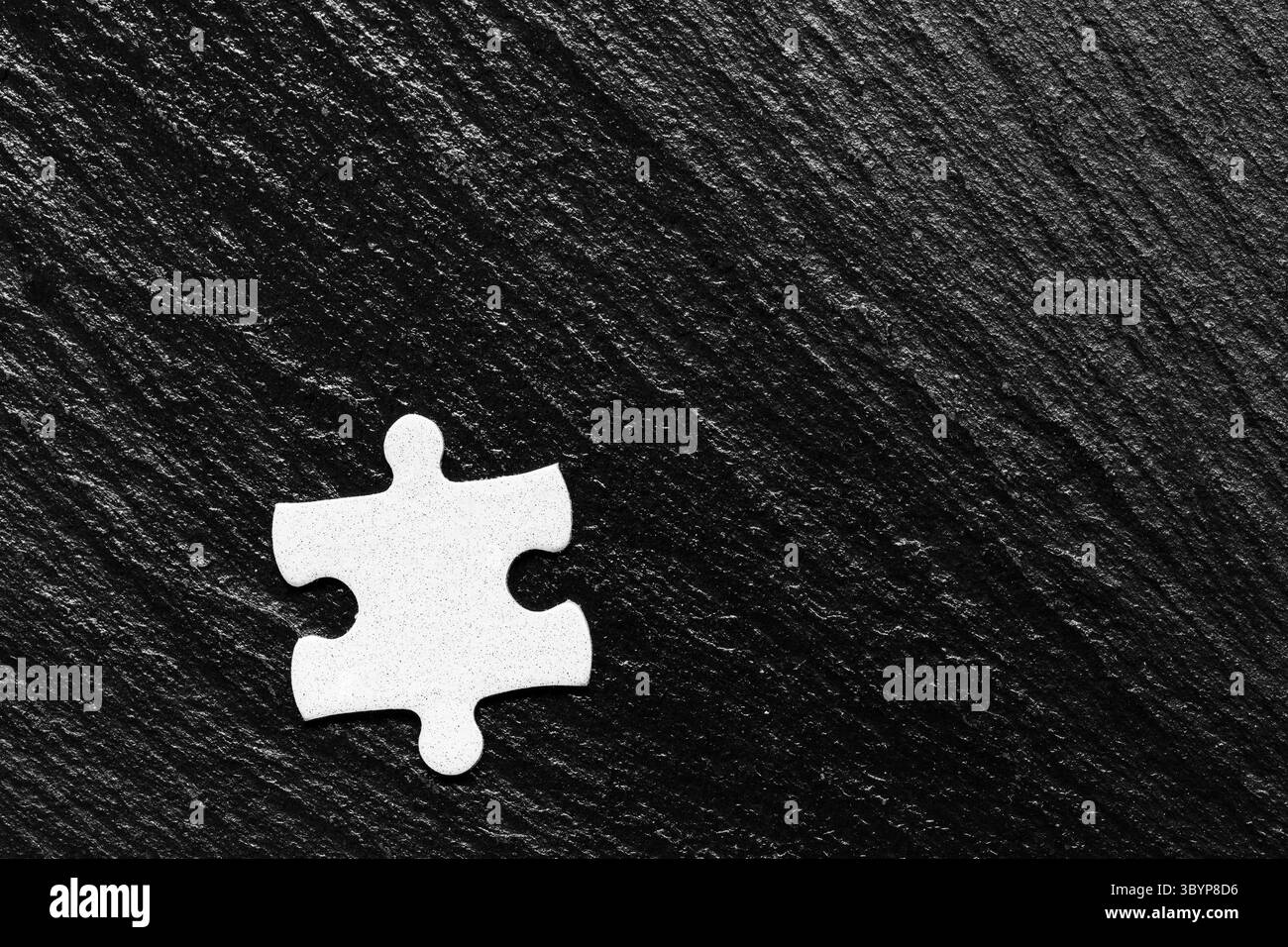 Weiß puzzle Stücke. Im Stück des Puzzles füllen. Füllen Sie das Puzzle mit den fehlende Stücke. Fragment eines gefalteten weißen Jigsaw Stockfoto