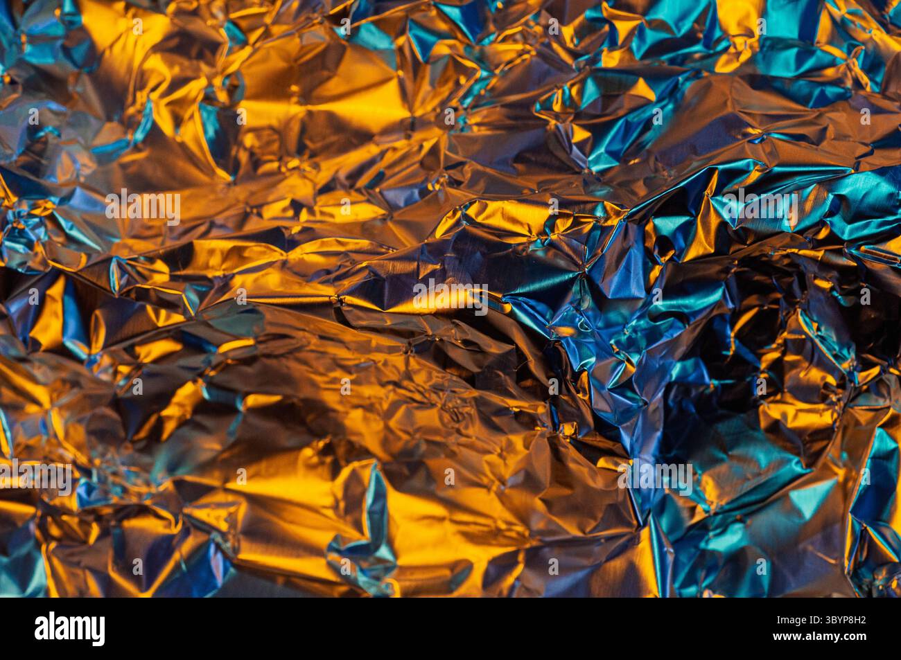 Ein Spektrum an Farben, von warmen Orangen und Gelbtönen bis hin zu coolen Blau- und Blautönen, schafft eine dynamische und abstrakte Komposition. Stockfoto