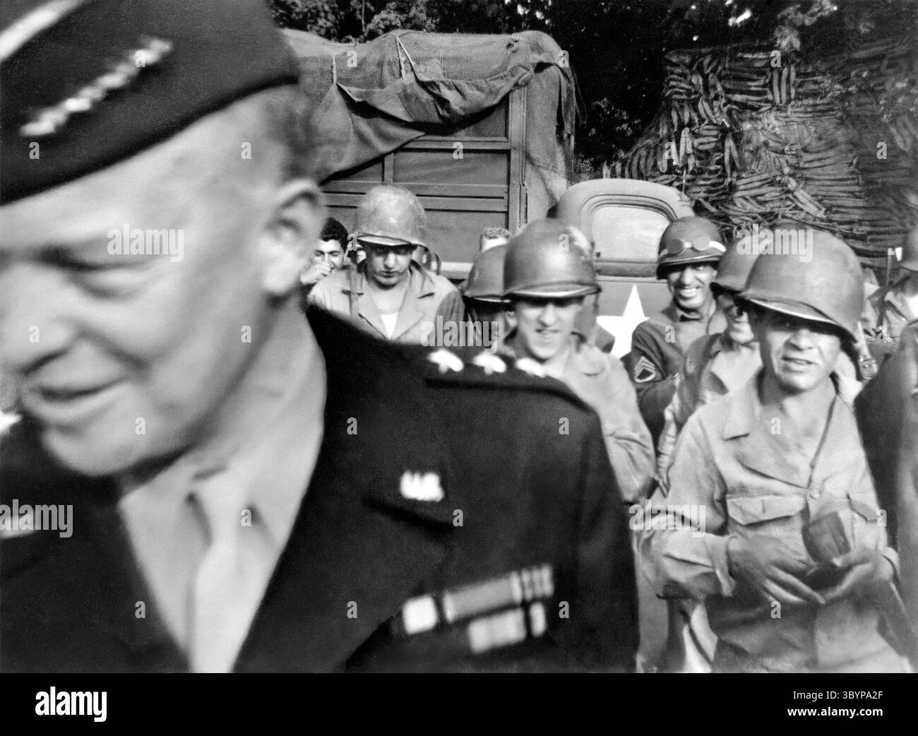 1944 Momentaufnahme des US-amerikanischen Generals Dwight D. Eisenhower mit US-Soldaten in der Normandie, Frankreich während der Operation Overlord (Schlacht in der Normandie) Stockfoto