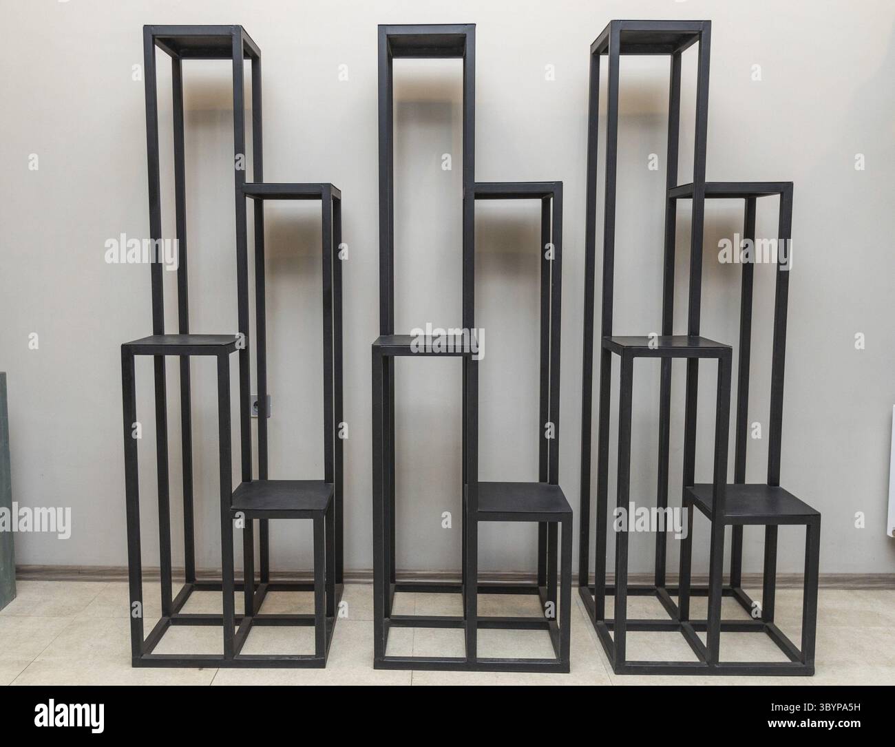 Große leere Eisenkeiben Stockfoto