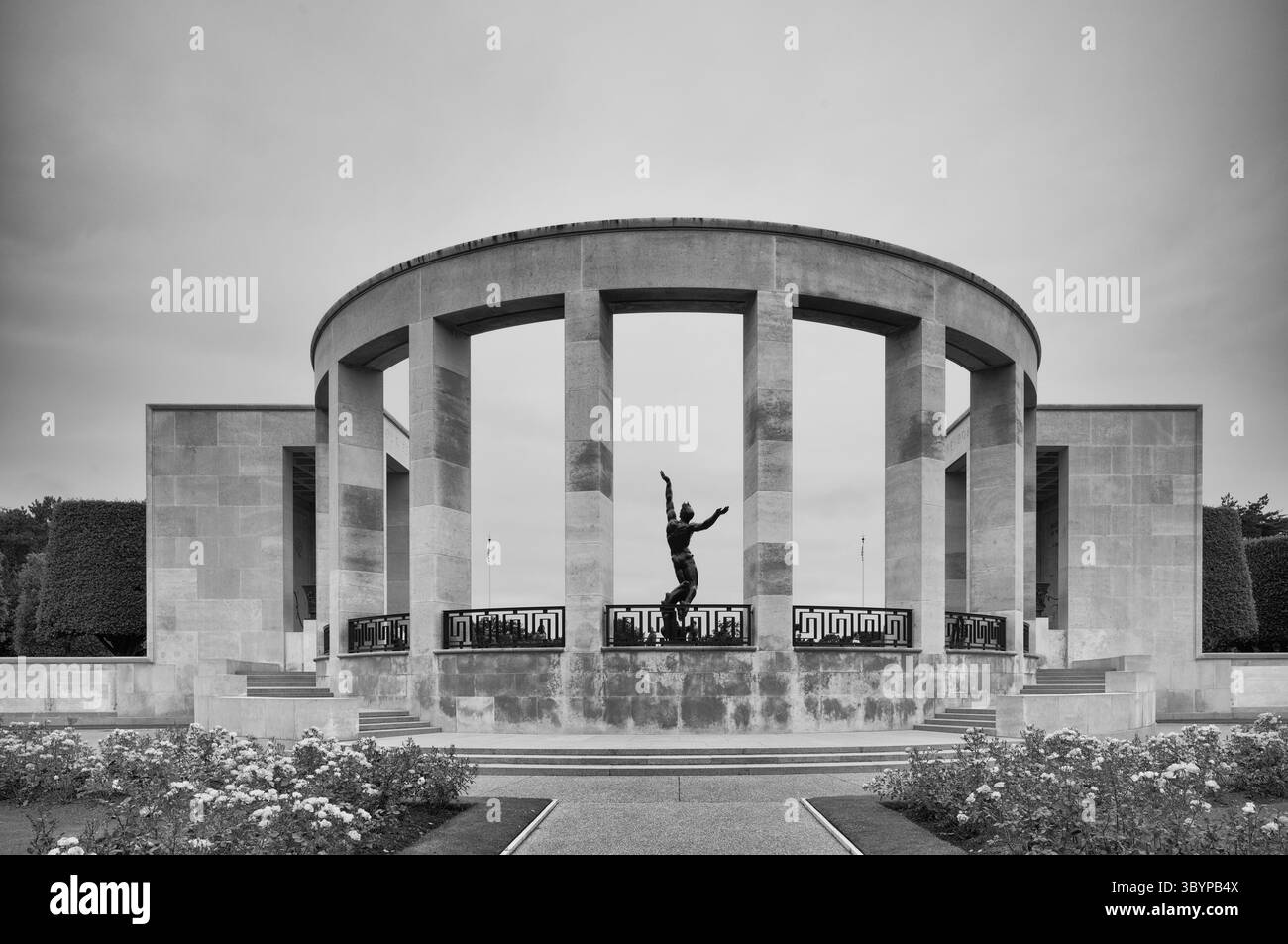 Bronzestatue The Spirit of American Youth Rising from the Waves by Donald de Lue, Militärfriedhof, Normandie American Cemetery and Memorial, Omaha B. Stockfoto