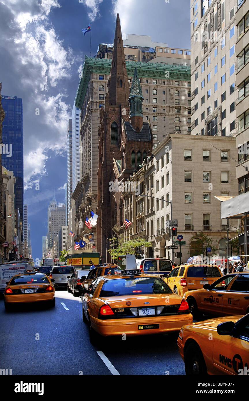 Die 5th Avenue mit der Presbyterian Church war 1875 das höchste viktorianische Gebäude in Manhattan, New York City, USA Stockfoto