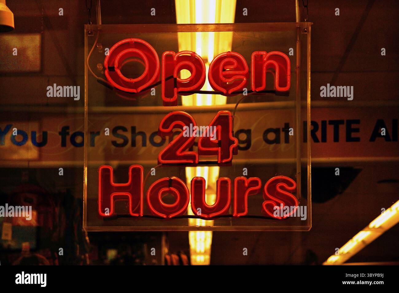 Beleuchtetes Schild, 24 Stunden geöffnet in einem Geschäft, New York City, USA Stockfoto