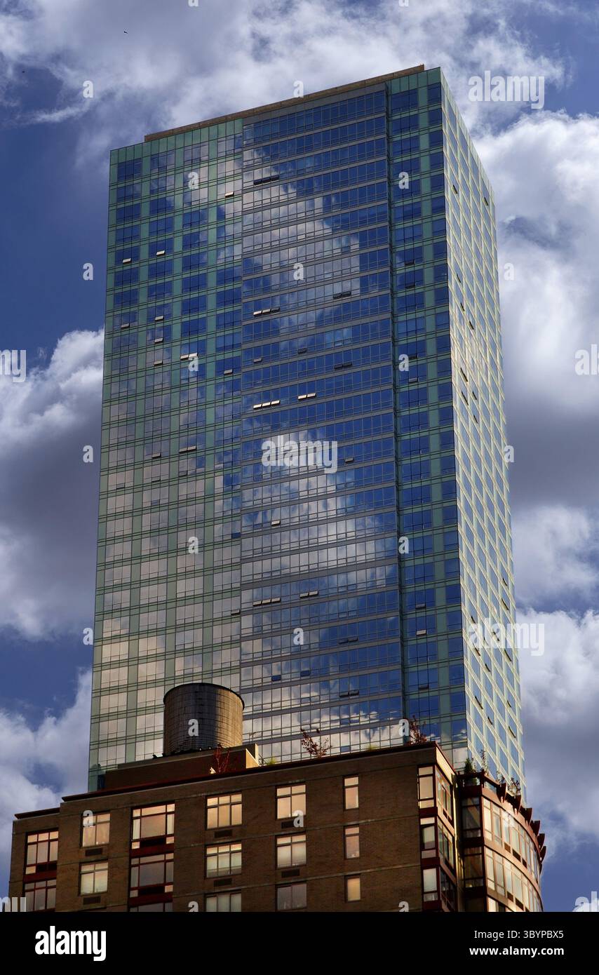 Wolkenkratzer, vor einem hölzernen Wassertank auf dem Dach eines Wohngebäudes, New York City, USA Stockfoto