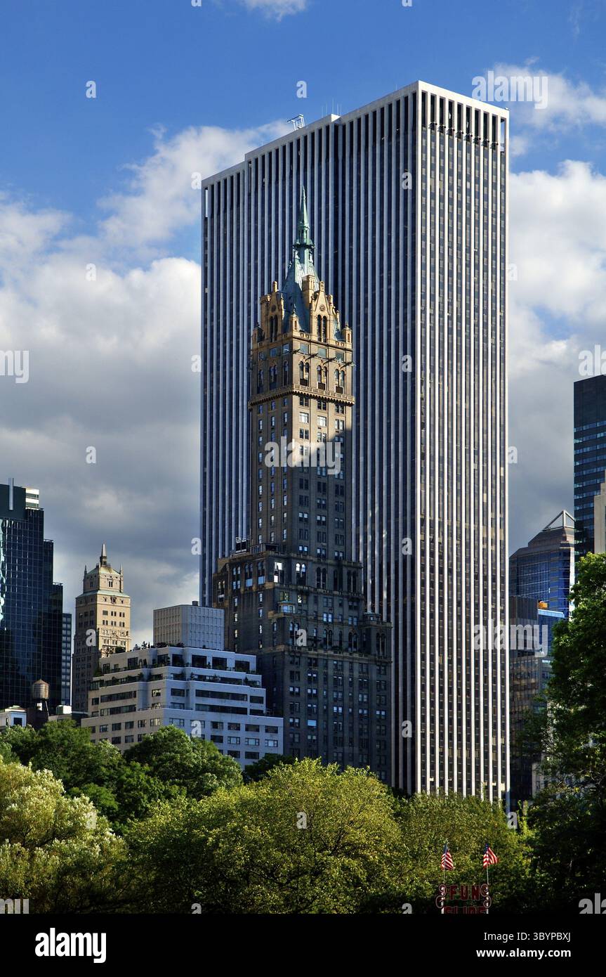 Hotel The Sherry-Netherland, vor einem Wolkenkratzer, 781 Fifth Avenue, New York City, USA Stockfoto