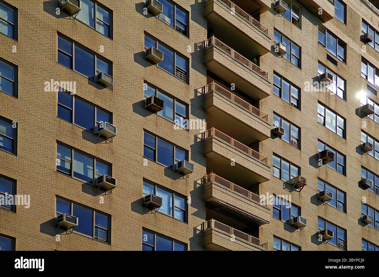 Backsteinfassade eines Hochhauses mit Klimaanlage für die Wohnungen, New York City, USA Stockfoto