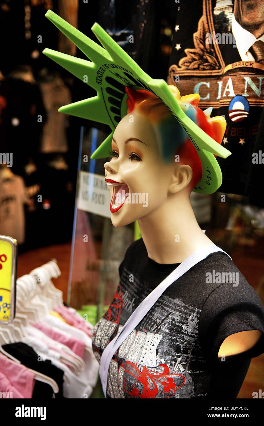 Lachende weibliche Schaufensterpuppe mit Sternenkranz Freiheitsstatue, New York City, USA Stockfoto