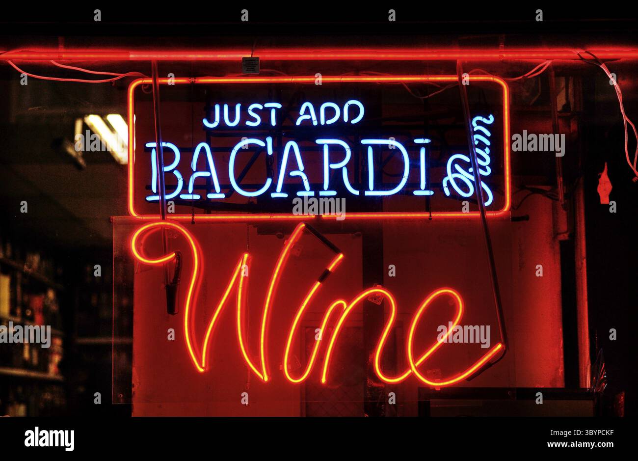 Beleuchtete Werbung in einer Bar, New York City, USA Stockfoto