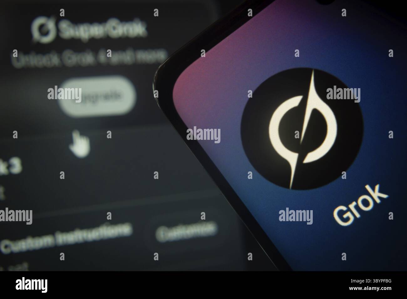SuperGrok Upgrade-Schnittstelle mit Grok App wird auf dem Smartphone deutlich sichtbar angezeigt Stockfoto