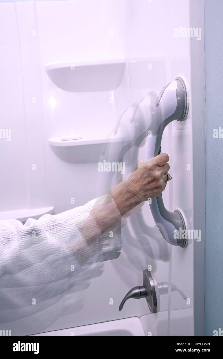 Ein Duschgriff verliert und stellt eine Gefahr für ältere Menschen dar. Stockfoto