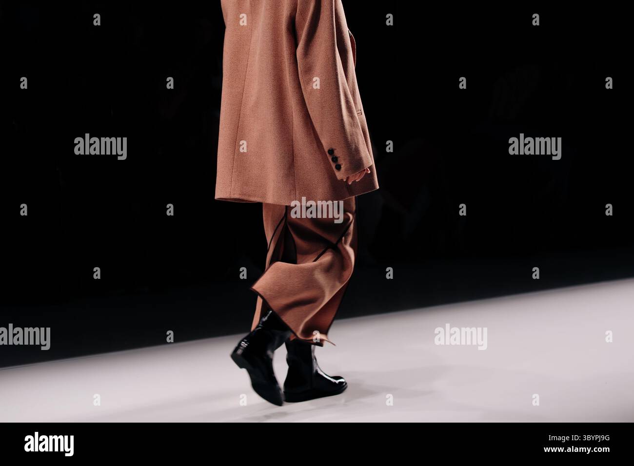 Modisches Outfit klassische braune Jacke und Rock, Herbst Winter Fancy Stoffkollektion Stockfoto