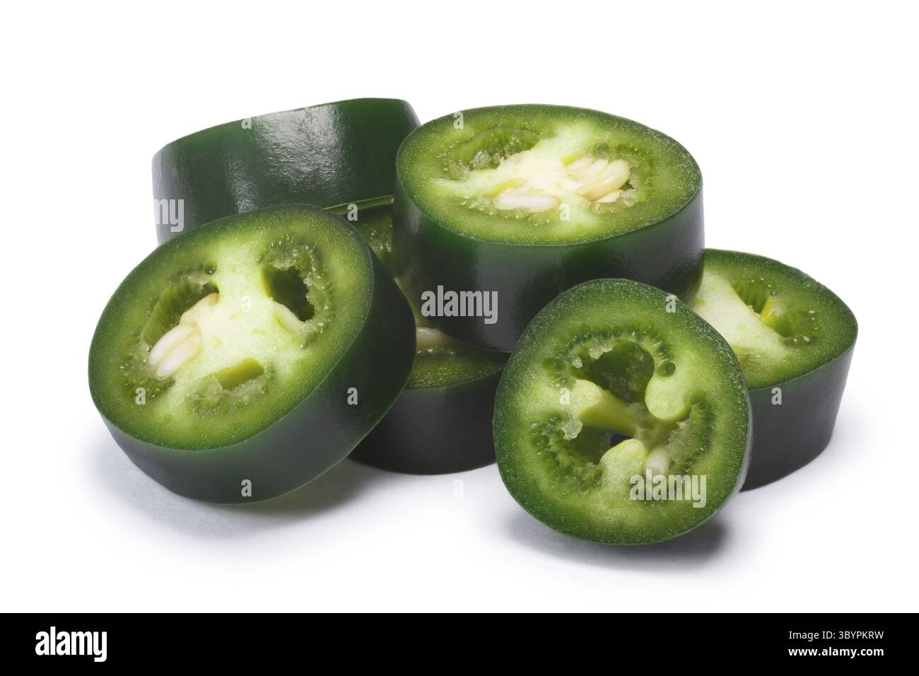 Grüne unreife hot Serrano Chili Peppers (Capsicum Annuum). Schneidepfade, Schatten getrennt Stockfoto