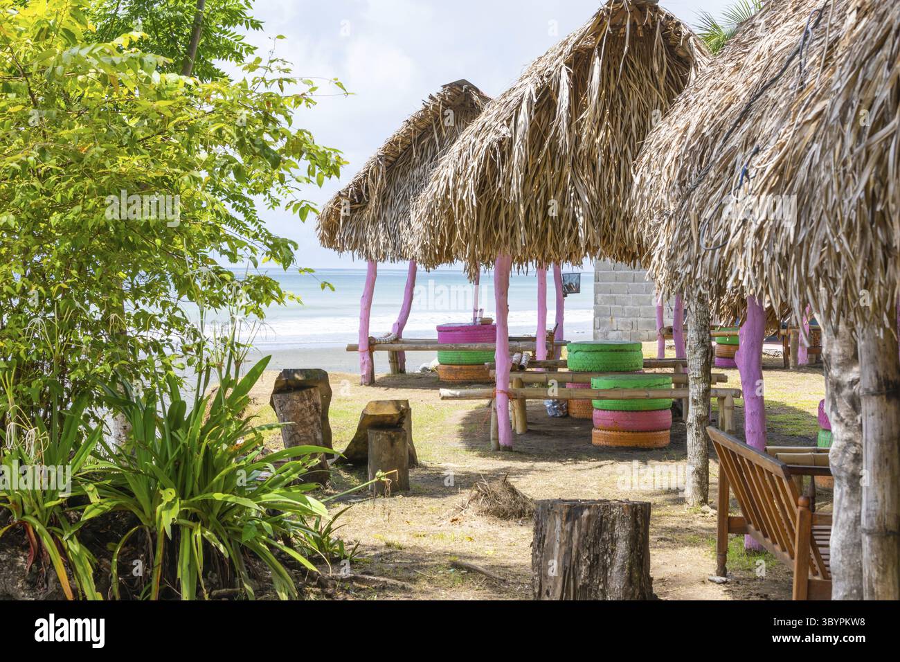 Panama, Provinz Chiriqui, Hütten am Strand von Limon an einem sonnigen Tag Stockfoto