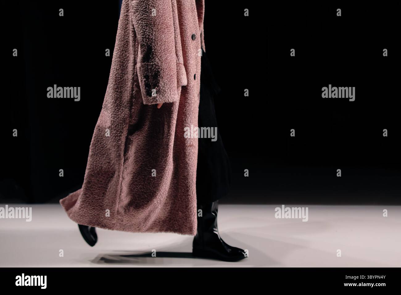 Lässiges Damenoutfit, klassischer langer brauner Pelzmantel, Herbst-Winter-Fashion-Kollektion Stockfoto