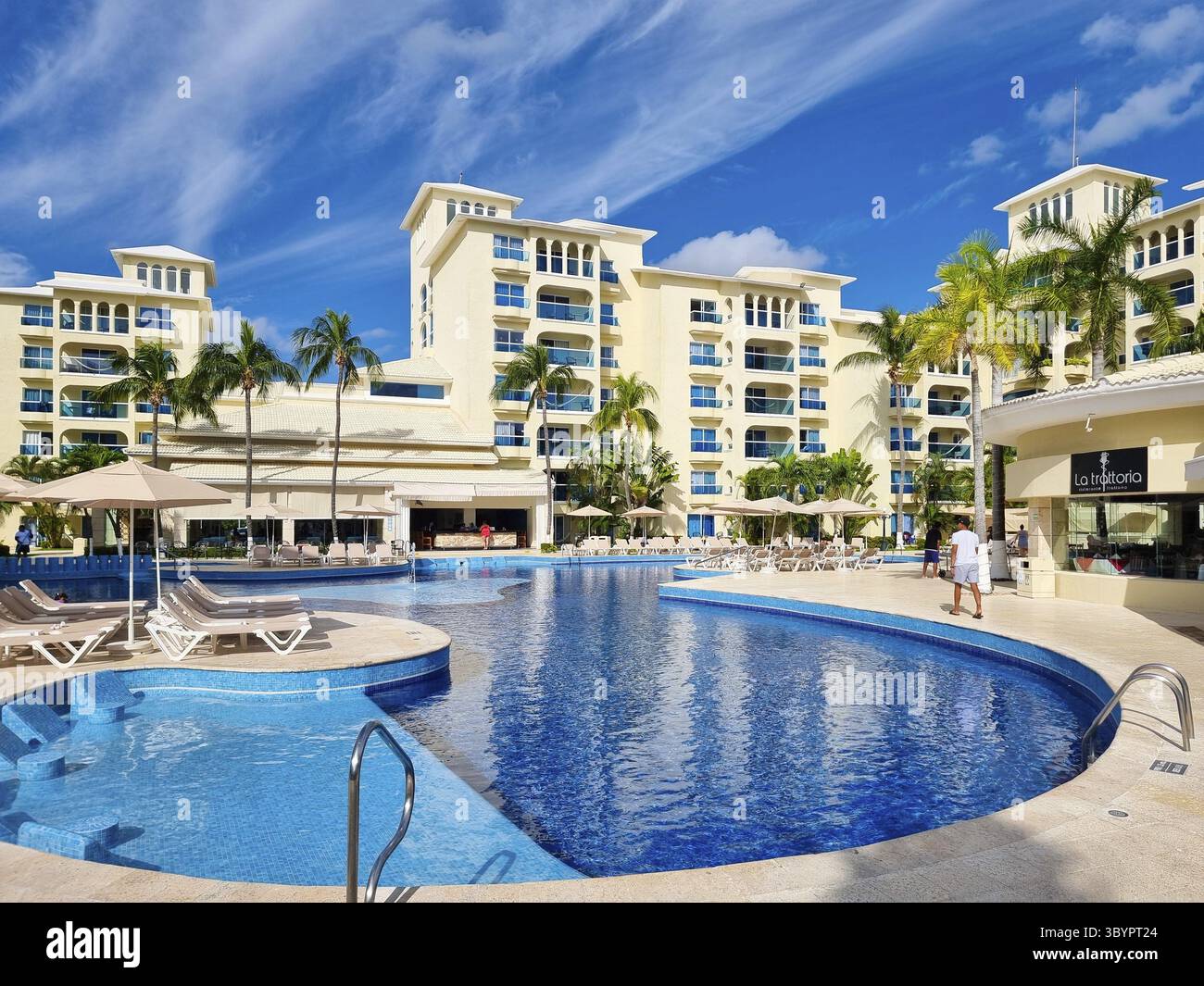 Mexiko, Cancun, 8. Dezember 2023, Oasis Palm Swimmingpool Stockfoto