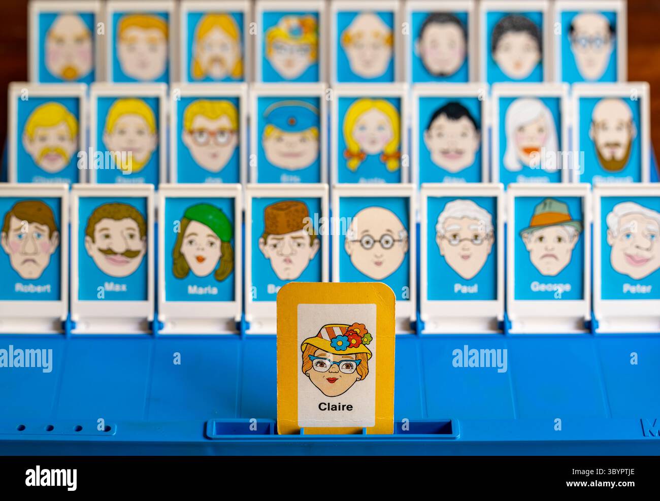 Amsterdam, Niederlande, 16.07.2025, First-Person-Ansicht des Klassikers „Guess Who?“ Brettspiel-Gameplay Stockfoto