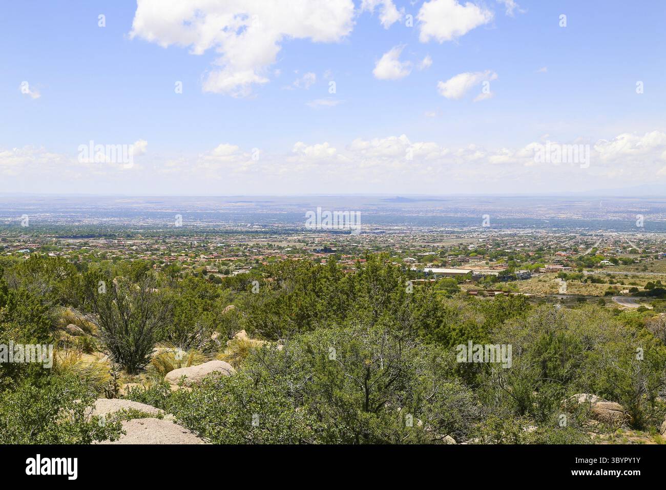Panoramablick auf Albuquerque, USA, vom Ausgangspunkt der Sandia Peak Tramway, in den vorgelagerten Felsen und Sträuchern, Albuquerque, USA Stockfoto