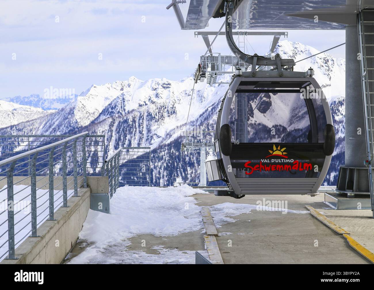 Ulten, Italien - 9. März 2015: Auto an der Bergstation der Schwemmalmer Gondelbahn im Skigebiet Schwemmalm in Südtirol Stockfoto
