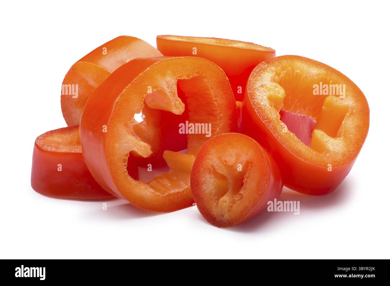 In Scheiben geschnitten orange ungarischen Heißwachs Pfeffer oder Paprika (Capsicum Annuum). Schneidepfade, Schatten getrennt Stockfoto