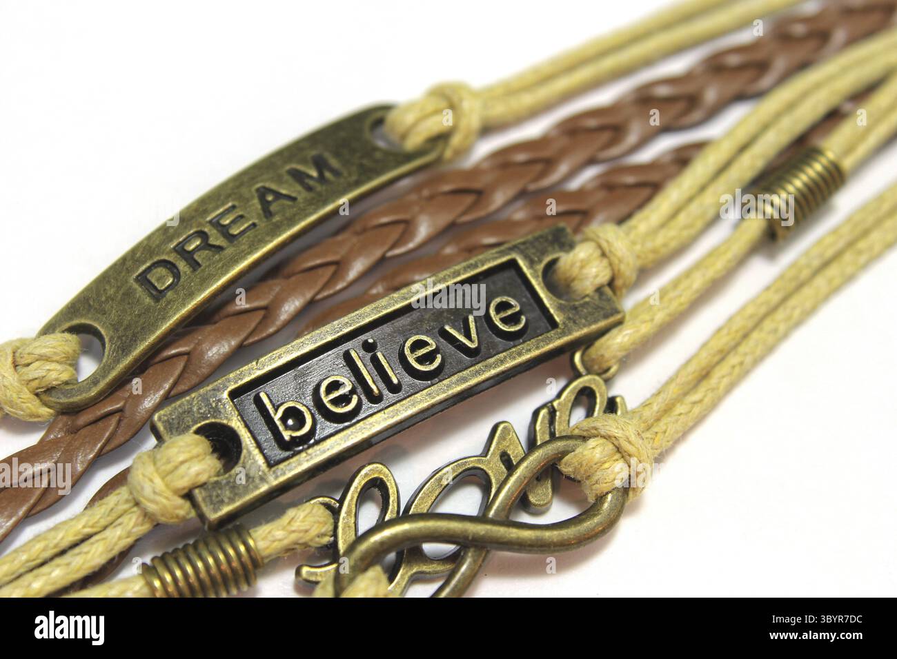 Glauben, Liebe und Traum Symbole auf weißem Hintergrund Mode-Armband Stockfoto