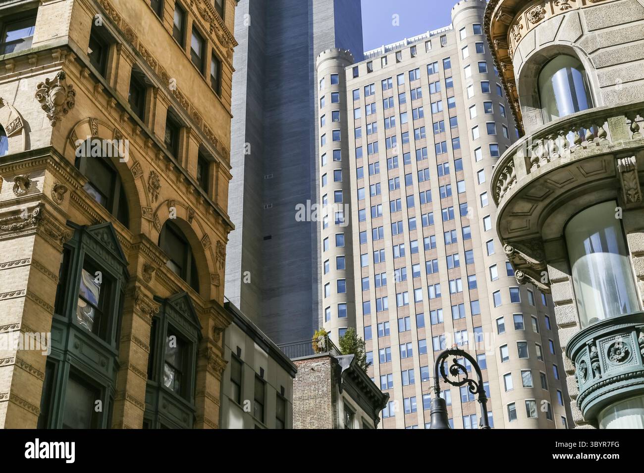 New York City, USA - 19. Mai 2014: Einige alte und neue Gebäude in manhattan in einem Bild, New York City, USA Stockfoto