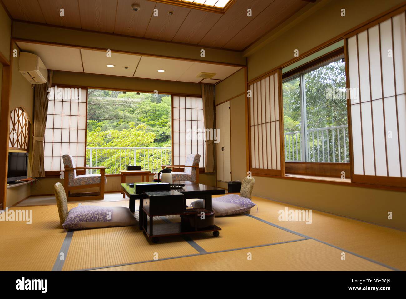 Ein Wohnzimmer im Washitsu, ein japanisches Zimmer im Thermalquellen-Hotel in Kinugawa Stadt. Stockfoto