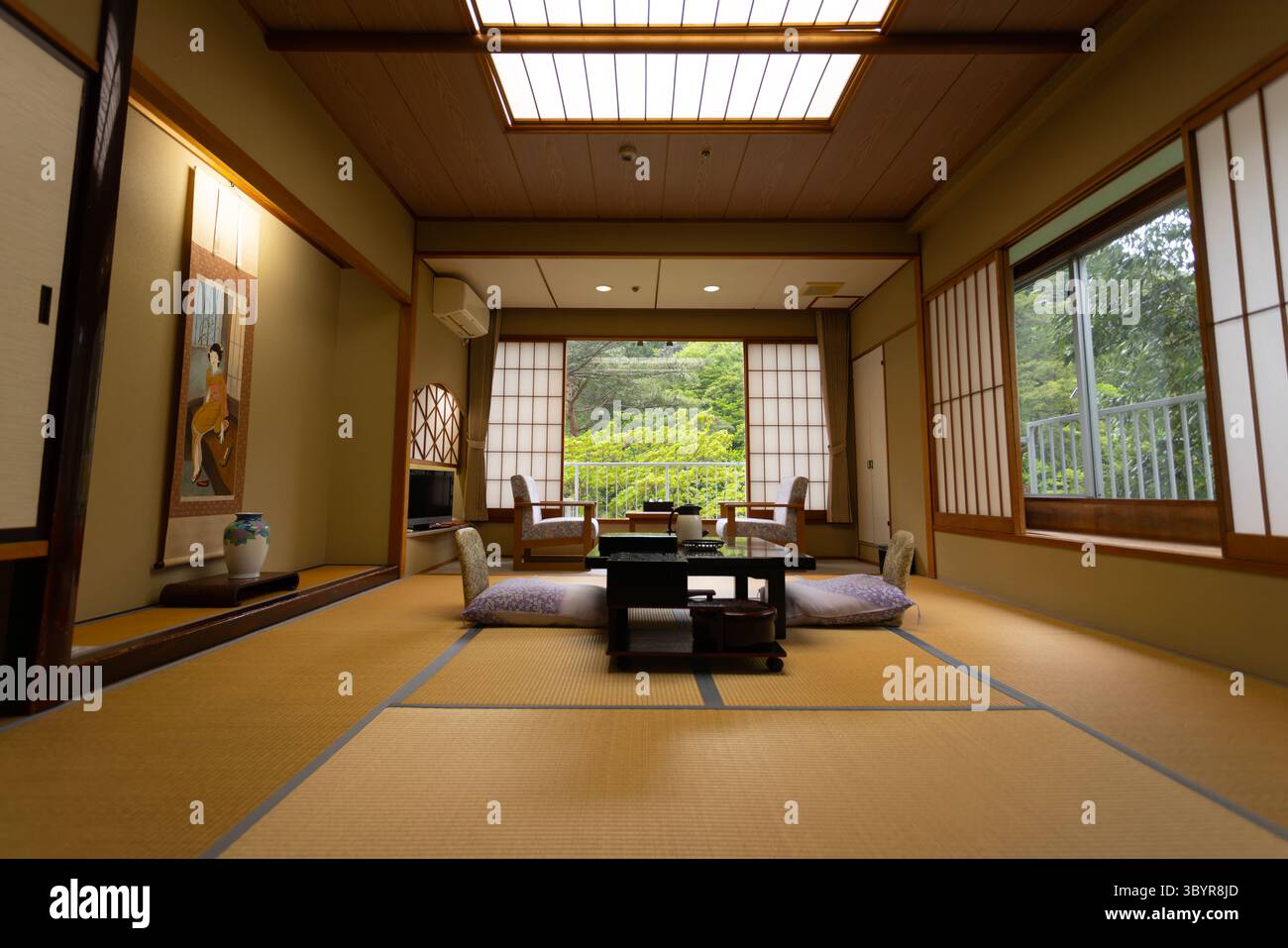 Ein Wohnzimmer im Washitsu, ein japanisches Zimmer im Thermalquellen-Hotel in Kinugawa Stadt. Stockfoto
