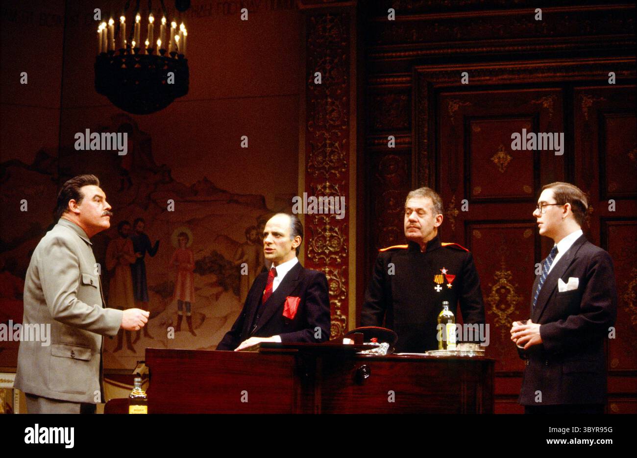 l-r: Timothy West (Josef Stalin), Peter Kelly (Sergei Prokofjew), Jonathan Adam (Marshall Schdanow), David Bamber (Dmitri Schostakowitsch) in MEISTERKLASSE von David Pownall im Old Vic, London SE1 18/01/1984 A Leicester Haymarket Produktionsdesign: Martin Johns Beleuchtung: Chris Ellis Choreographie: Pat Garrett Regisseur: Justin Greene Stockfoto