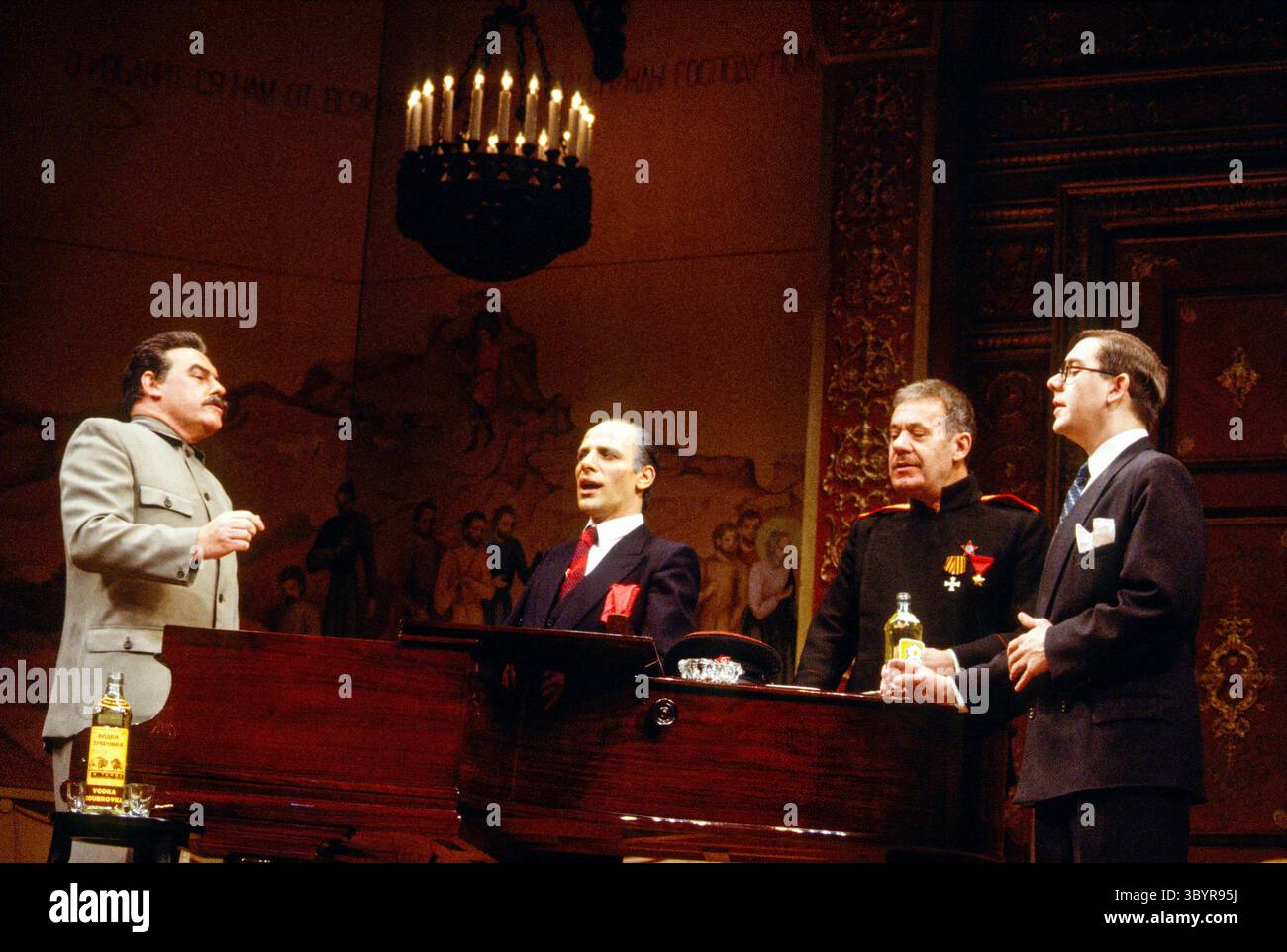l-r: Timothy West (Josef Stalin), Peter Kelly (Sergei Prokofjew), Jonathan Adam (Marshall Schdanow), David Bamber (Dmitri Schostakowitsch) in MEISTERKLASSE von David Pownall im Old Vic, London SE1 18/01/1984 A Leicester Haymarket Produktionsdesign: Martin Johns Beleuchtung: Chris Ellis Choreographie: Pat Garrett Regisseur: Justin Greene Stockfoto