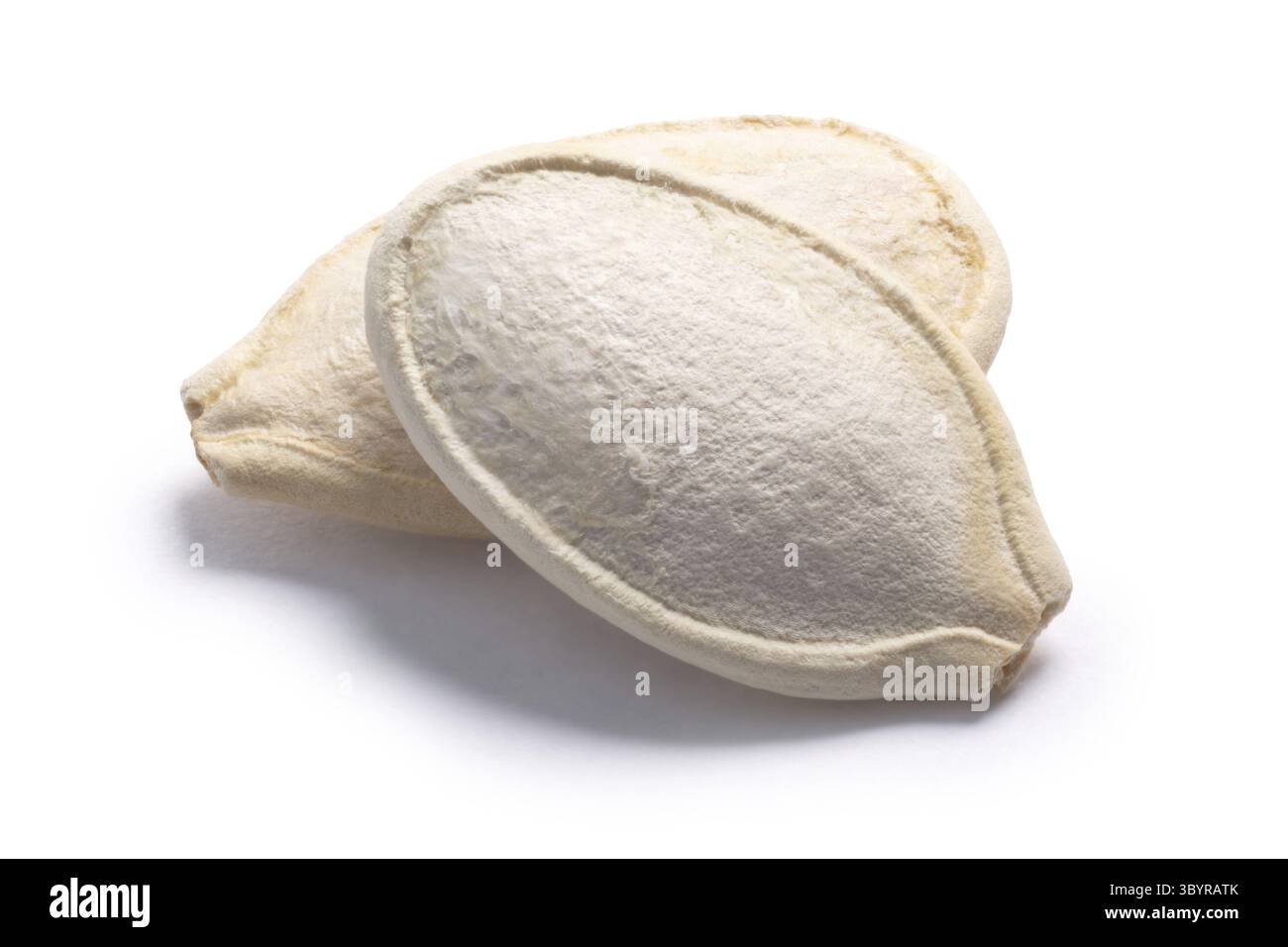 Pepita, Kürbiskerne (Cucurbita pepo), mit Muscheln. Beschneidungspfade, Schatten getrennt Stockfoto