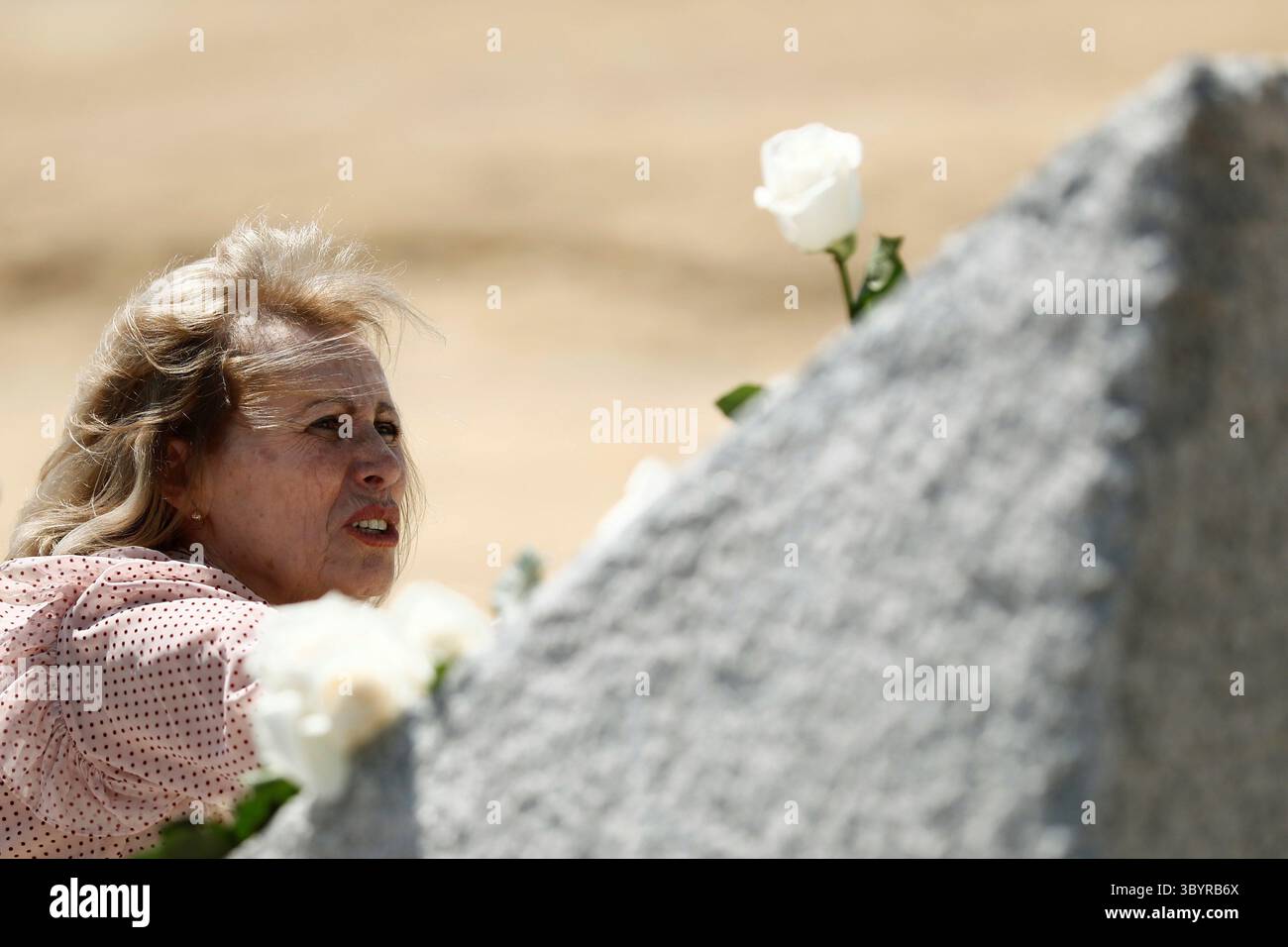 20. August 2019, Madrid, Comunidad de Madrid (es-es, Spanien: Eine Frau nimmt an einer Kranzzeremonie Teil, die anlässlich des 11. Jahrestages der Tragödie am Flughafen Adolfo Suarez in Madrid, Spanien, am 20. August 2019 stattfand. Der Flug JK5022 der Spanair Airlines stürzte am 20. August 2008 ab und tötete 154 Menschen und verletzte 18 weitere. (Kreditbild: © Mariscal/POOL via ZUMA Press Wire) Stockfoto