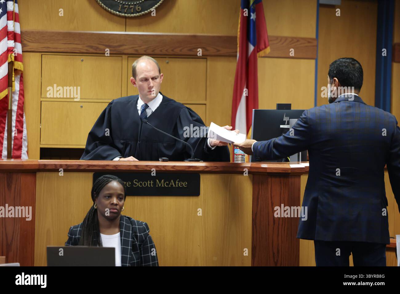 12. April 2020, ATLANTA, Georgia, Vereinigte Staaten: Atlanta (Vereinigte Staaten), 12.04.2020.- Richter Scott McAfee (C) des Fulton County, erhält ein Dokument von Anwälten Manny Arora (R), während der Anhörung von Anwälten, die Ken Chesebro und Sidney Powell vertreten, in Atlanta, Georgia, 6. September 2023. Chesebro und Powell gehören zu den 18 Mitverschwörern im Strafverfahren zur Einmischung der Wahlen in Fulton County (Georgia) 2020 gegen den ehemaligen US-Präsidenten Trump, der für gerichtliche Anklageerhebungen angesetzt ist, in denen alle „nicht schuldig“ Plädoyer eingereicht und ihre Rechte auf eine gerichtliche Anklageerhebung verzichtet haben. (Gutschrift I Stockfoto