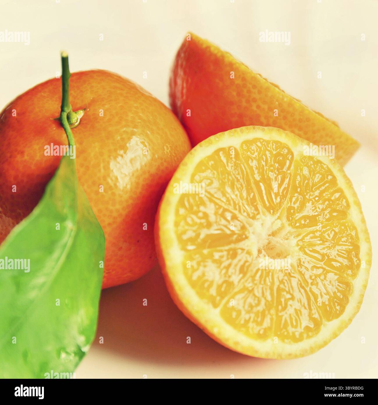 Wunderschönes frisches Obst - Mandarine. Isoliert auf einem sauberen Hintergrund Stockfoto