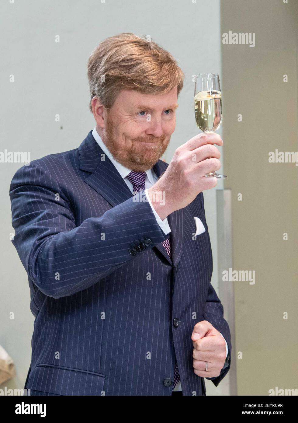 27. April 2021, Eindhoven, Niederlande: Eindhoven (Niederlande), 27.04.2021.- der König hebt sein Glas für den nationalen Toast in Eindhoven, Niederlande, 27. April 2021. König Willem-Alexander, Königin Maxima und ihre Töchter feierten in Eindhoven die achte Ausgabe des Königstages und den 53. Geburtstag des Königs. (países Bajos; Holanda) (Foto: © Mischa Schoemaker/POOL via ZUMA Press Wire) Stockfoto 27. April 2021, Eindhoven, Niederlande: Eindhoven (Niederlande), 27.04.2021.- der König hebt sein Glas für den nationalen Toast in Eindhoven, Niederlande, 27. April 2021. König Willem-Alexander, Königin Maxima und ihre Töchter feierten in Eindhoven die achte Ausgabe des Königstages und den 53. Geburtstag des Königs. (países Bajos; Holanda) (Foto: © Mischa Schoemaker/POOL via ZUMA Press Wire) Stockfoto